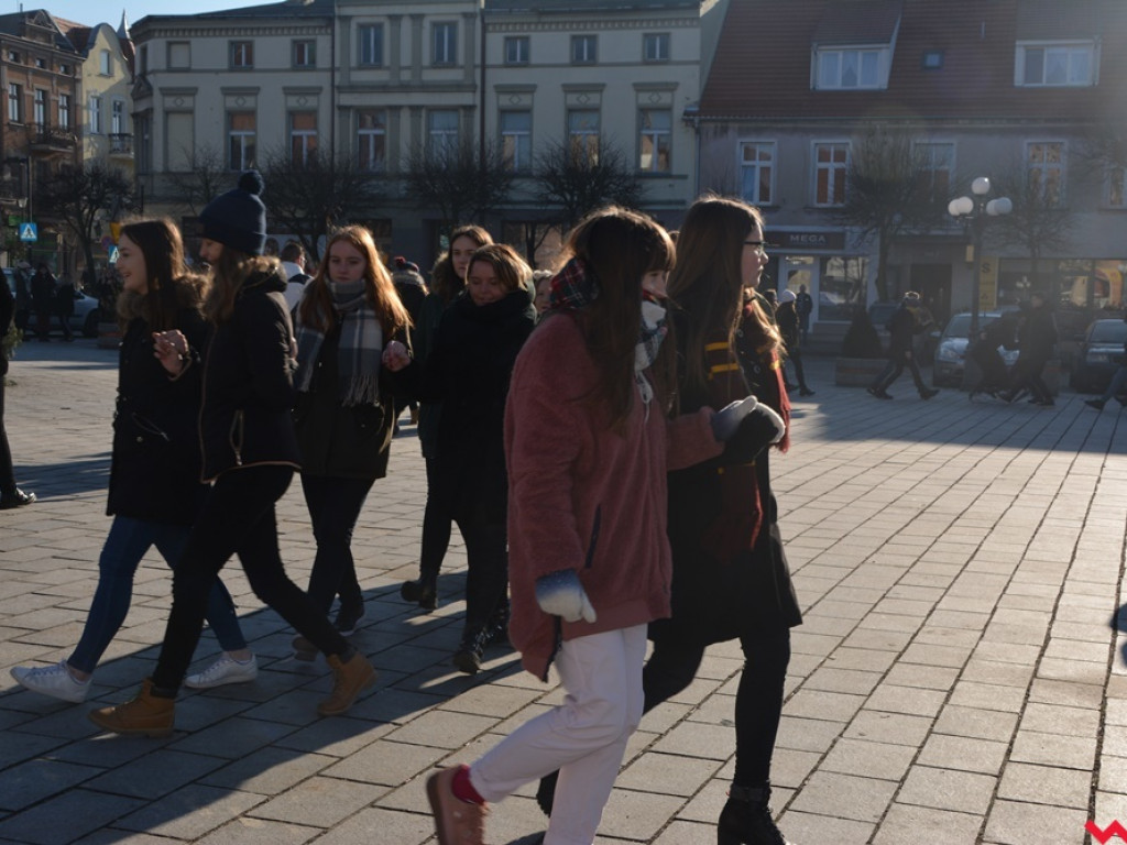 Dziś licealiści z „Sienkiewicza” zatańczą poloneza na swojej studniówce. A tak wyglądała próba generalna