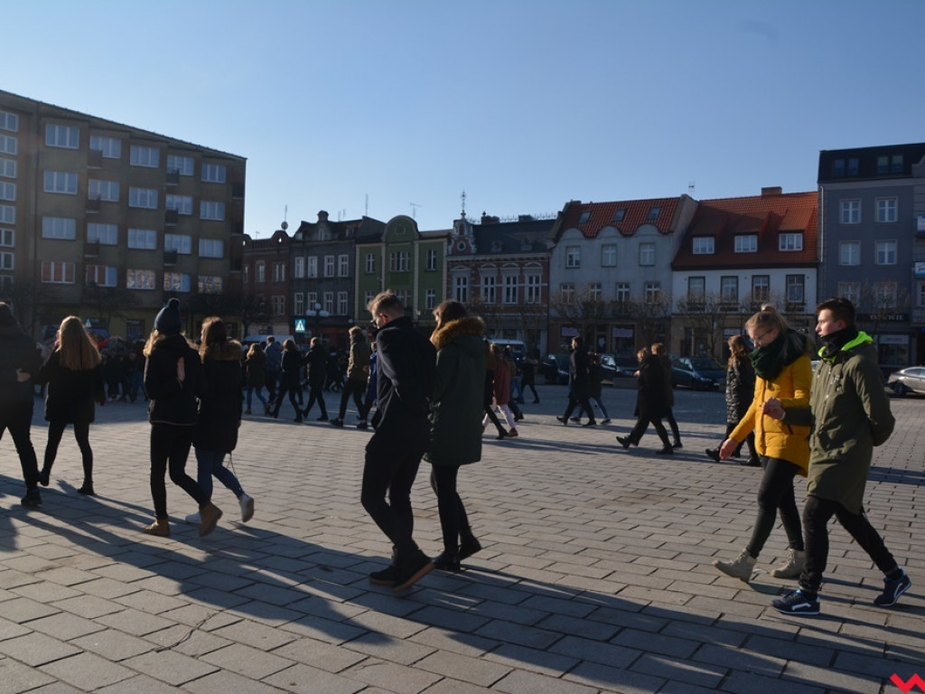 Dziś licealiści z „Sienkiewicza” zatańczą poloneza na swojej studniówce. A tak wyglądała próba generalna