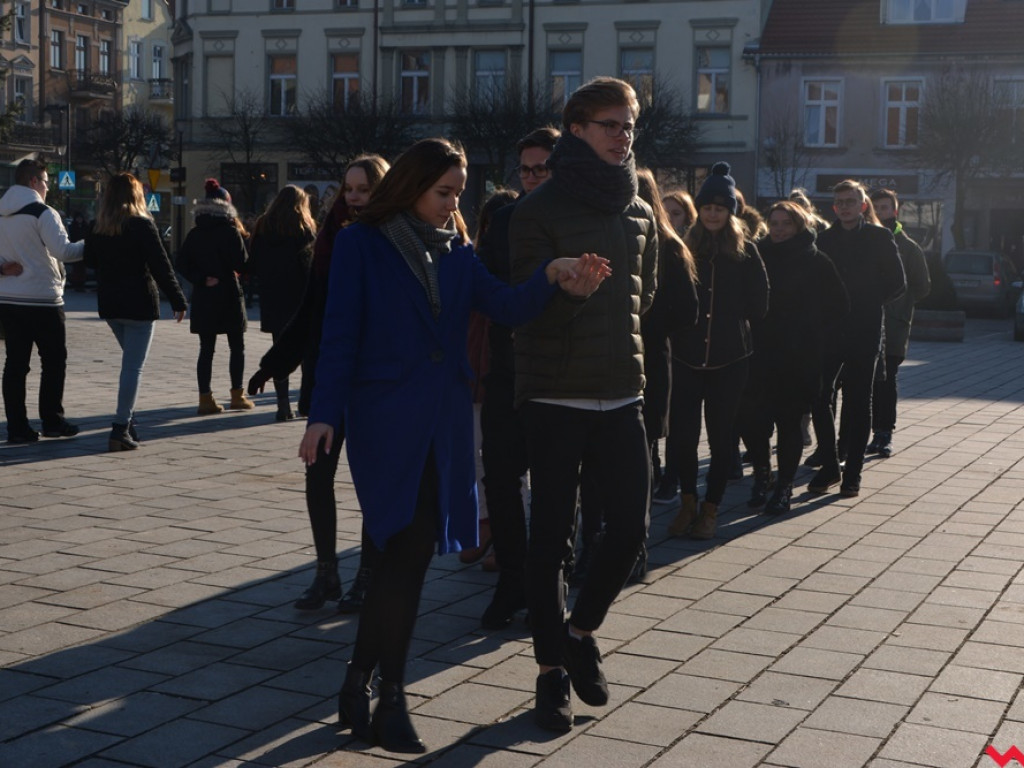 Dziś licealiści z „Sienkiewicza” zatańczą poloneza na swojej studniówce. A tak wyglądała próba generalna