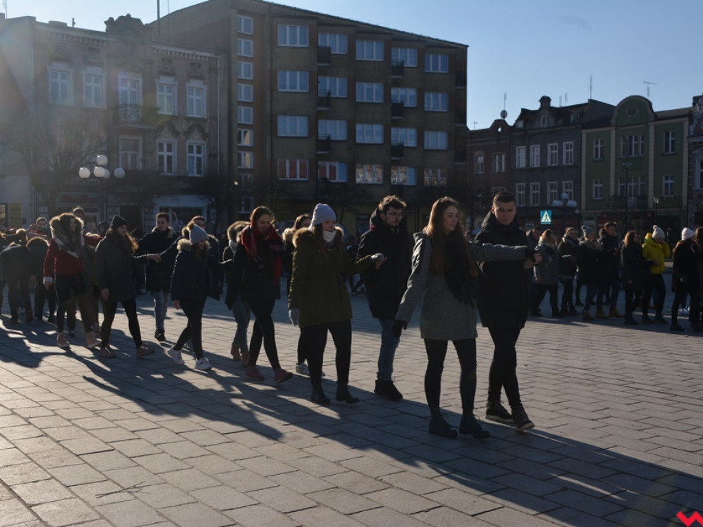 Dziś licealiści z „Sienkiewicza” zatańczą poloneza na swojej studniówce. A tak wyglądała próba generalna