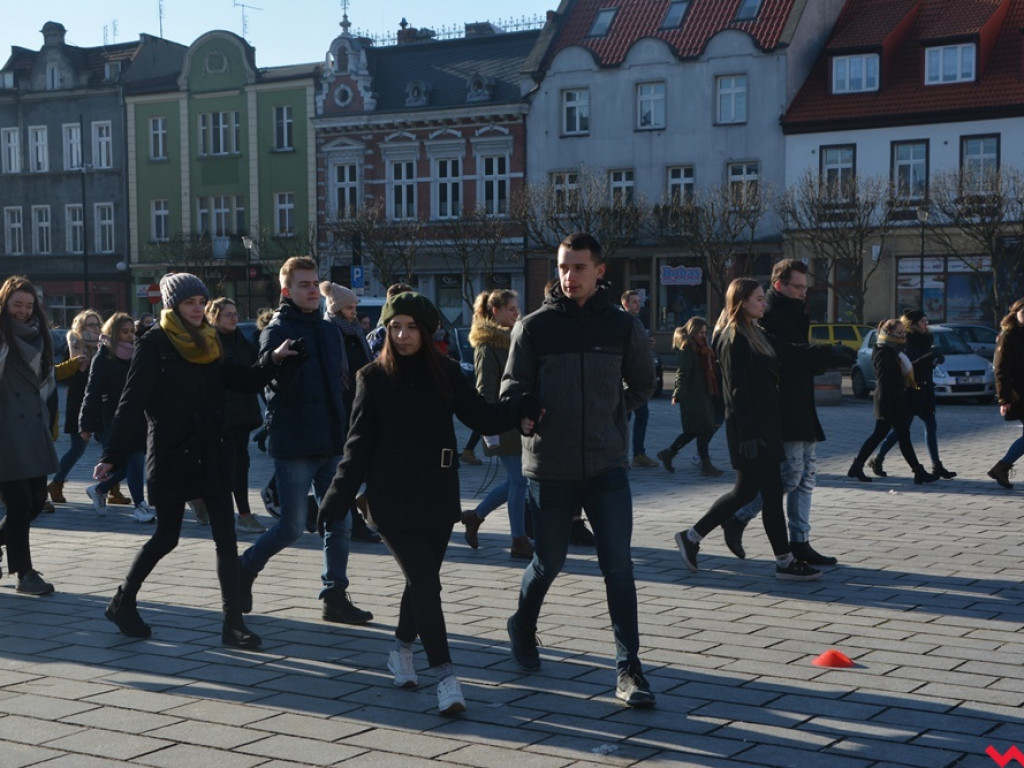 Dziś licealiści z „Sienkiewicza” zatańczą poloneza na swojej studniówce. A tak wyglądała próba generalna