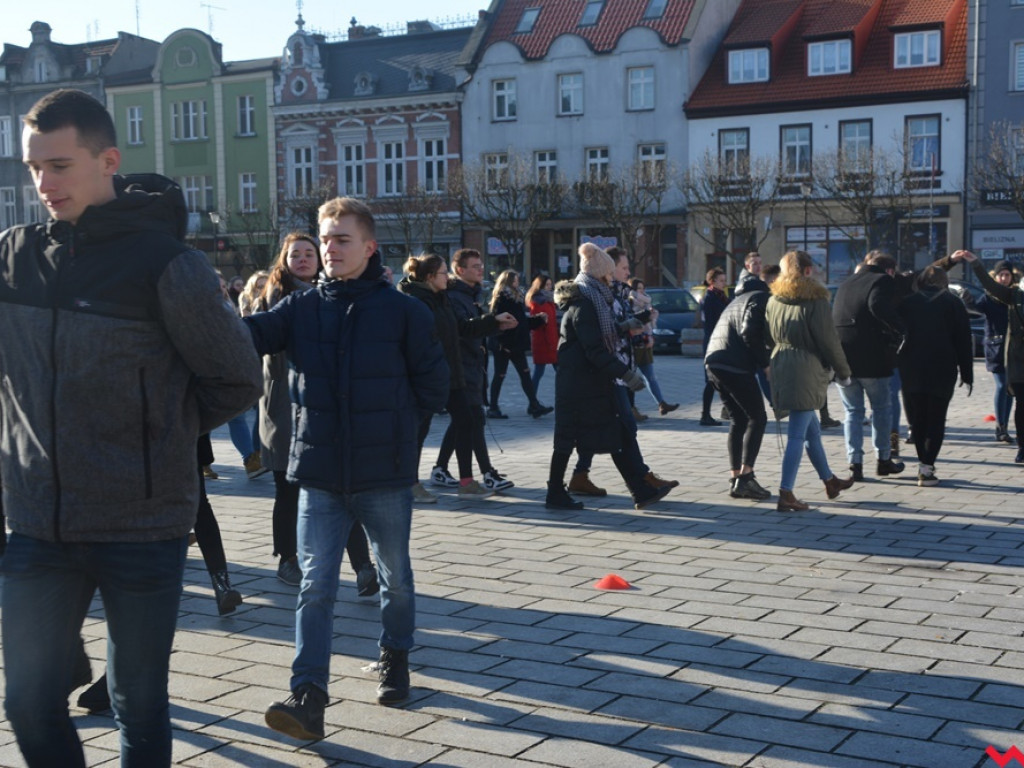Dziś licealiści z „Sienkiewicza” zatańczą poloneza na swojej studniówce. A tak wyglądała próba generalna