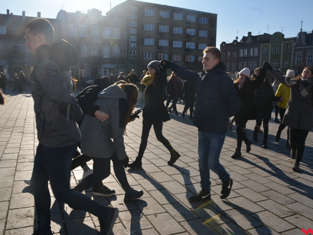 Dziś licealiści z „Sienkiewicza” zatańczą poloneza na swojej studniówce. A tak wyglądała próba generalna