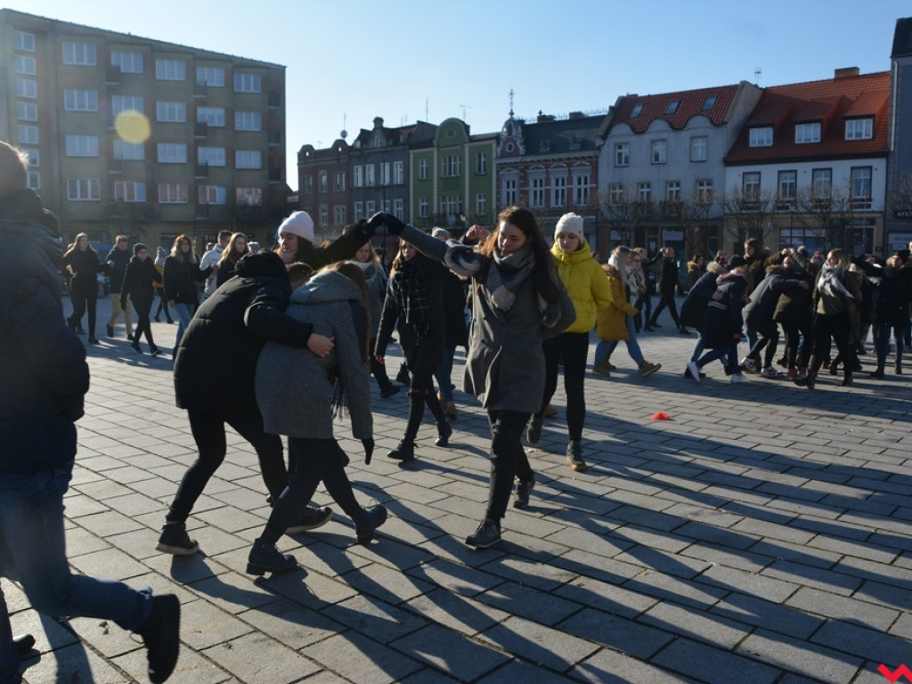 Dziś licealiści z „Sienkiewicza” zatańczą poloneza na swojej studniówce. A tak wyglądała próba generalna