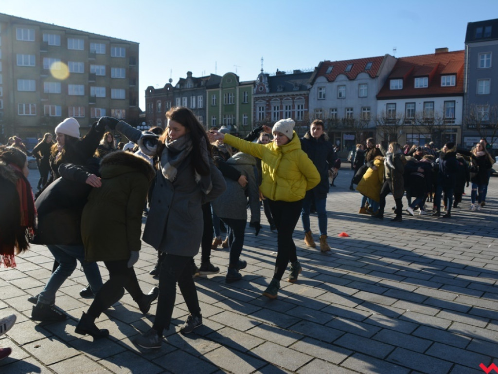Dziś licealiści z „Sienkiewicza” zatańczą poloneza na swojej studniówce. A tak wyglądała próba generalna