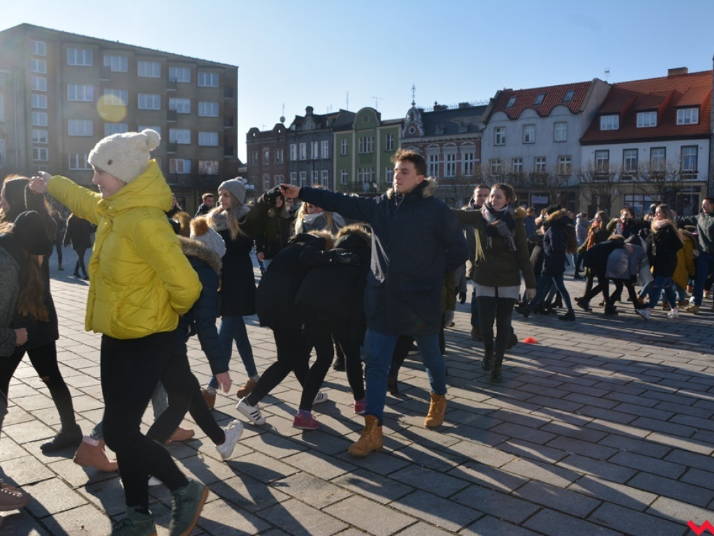 Dziś licealiści z „Sienkiewicza” zatańczą poloneza na swojej studniówce. A tak wyglądała próba generalna