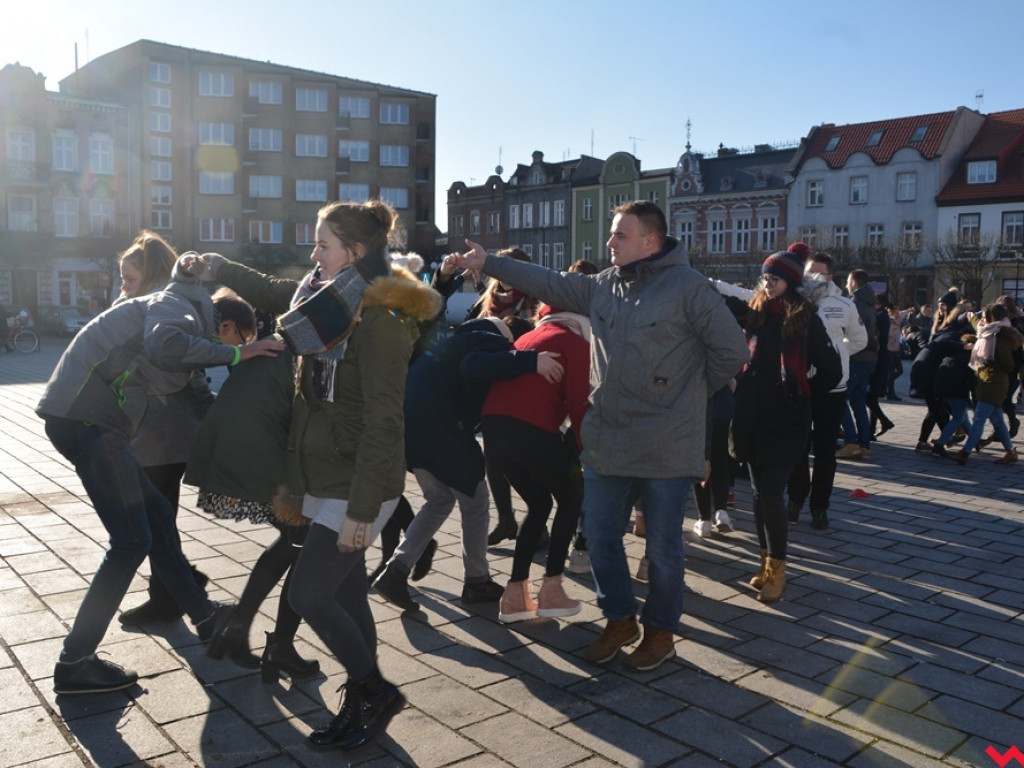Dziś licealiści z „Sienkiewicza” zatańczą poloneza na swojej studniówce. A tak wyglądała próba generalna