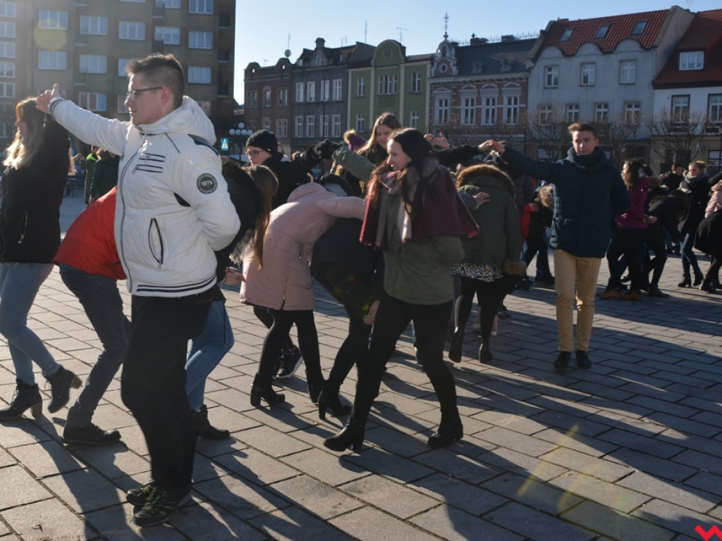 Dziś licealiści z „Sienkiewicza” zatańczą poloneza na swojej studniówce. A tak wyglądała próba generalna