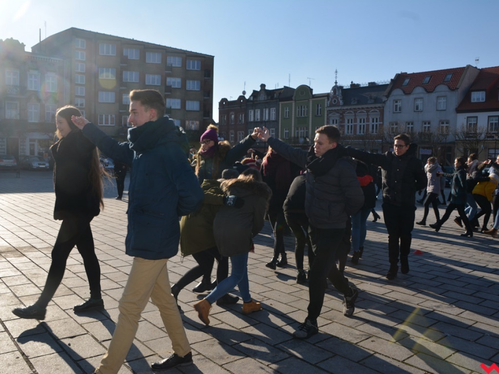 Dziś licealiści z „Sienkiewicza” zatańczą poloneza na swojej studniówce. A tak wyglądała próba generalna