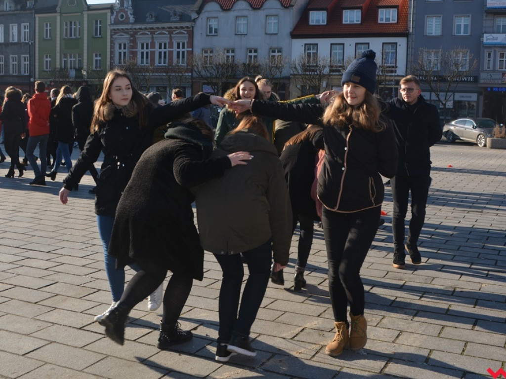 Dziś licealiści z „Sienkiewicza” zatańczą poloneza na swojej studniówce. A tak wyglądała próba generalna