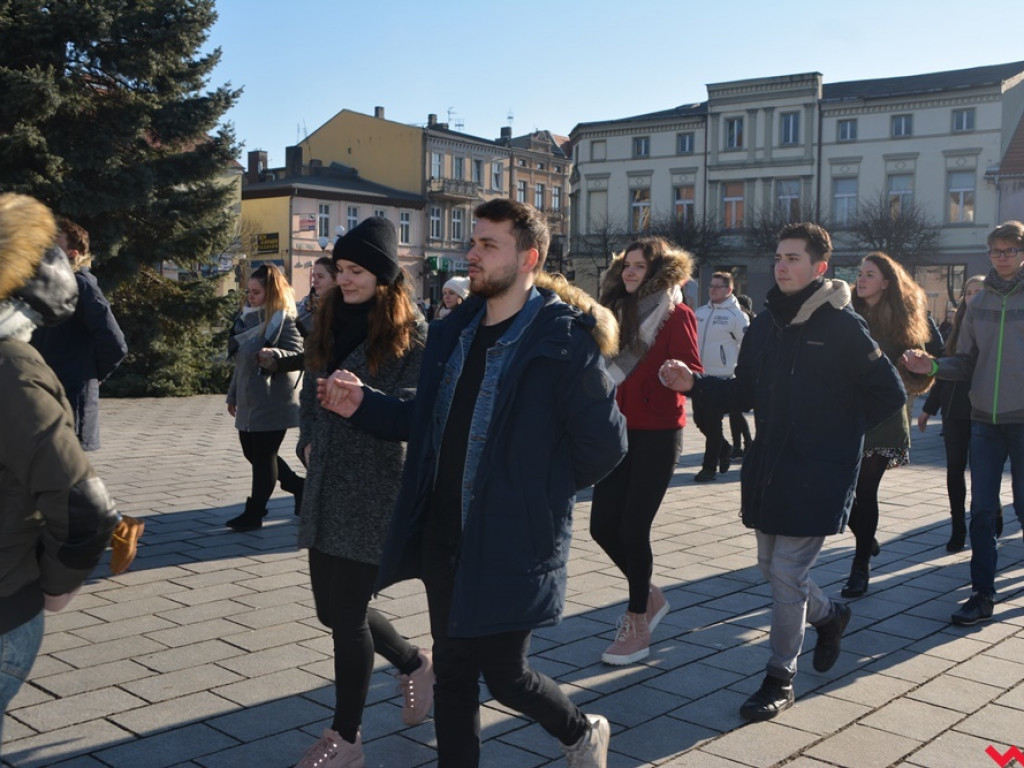 Dziś licealiści z „Sienkiewicza” zatańczą poloneza na swojej studniówce. A tak wyglądała próba generalna