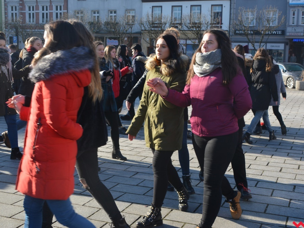 Dziś licealiści z „Sienkiewicza” zatańczą poloneza na swojej studniówce. A tak wyglądała próba generalna