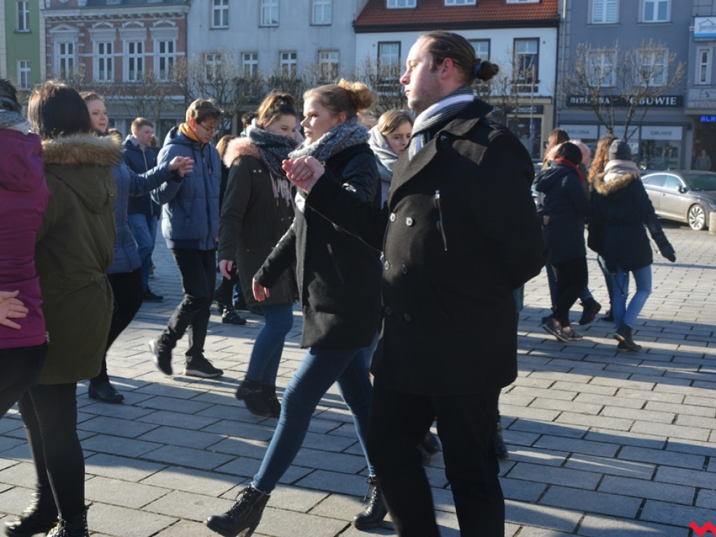 Dziś licealiści z „Sienkiewicza” zatańczą poloneza na swojej studniówce. A tak wyglądała próba generalna