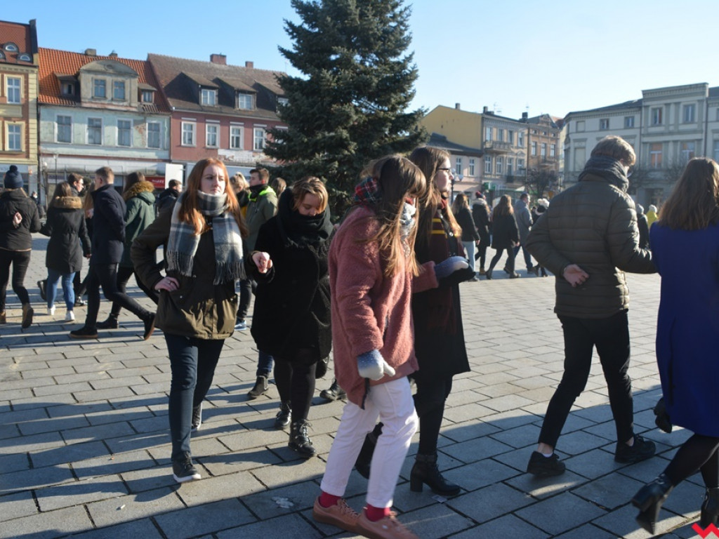 Dziś licealiści z „Sienkiewicza” zatańczą poloneza na swojej studniówce. A tak wyglądała próba generalna