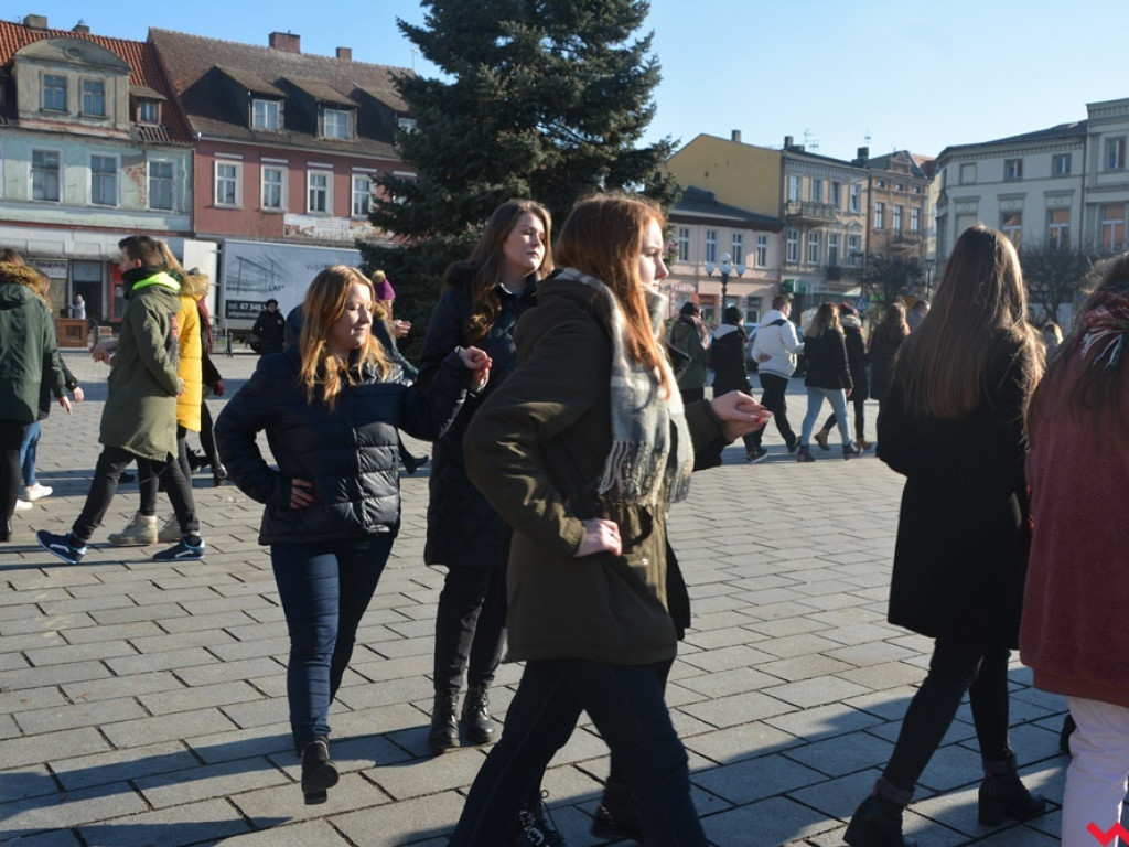 Dziś licealiści z „Sienkiewicza” zatańczą poloneza na swojej studniówce. A tak wyglądała próba generalna