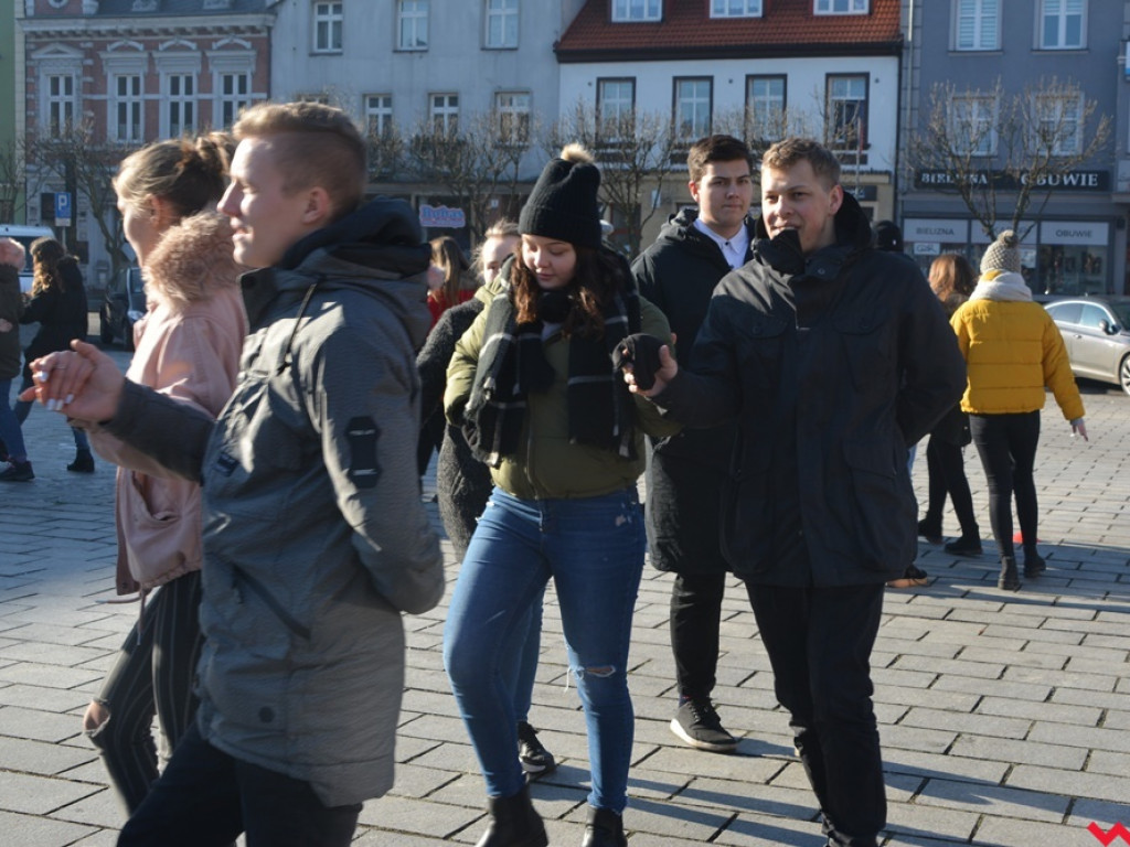 Dziś licealiści z „Sienkiewicza” zatańczą poloneza na swojej studniówce. A tak wyglądała próba generalna