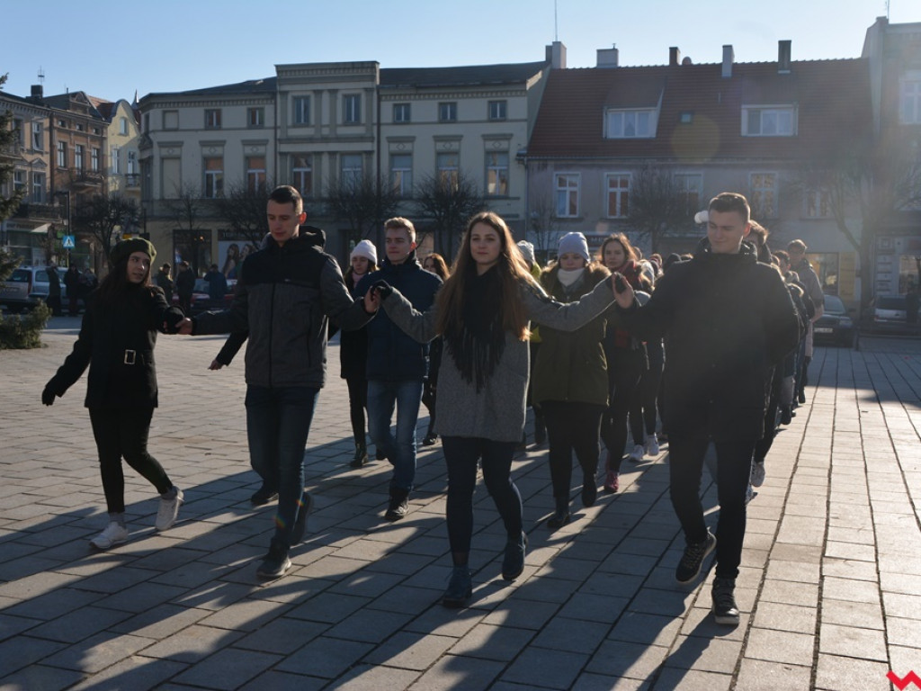 Dziś licealiści z „Sienkiewicza” zatańczą poloneza na swojej studniówce. A tak wyglądała próba generalna