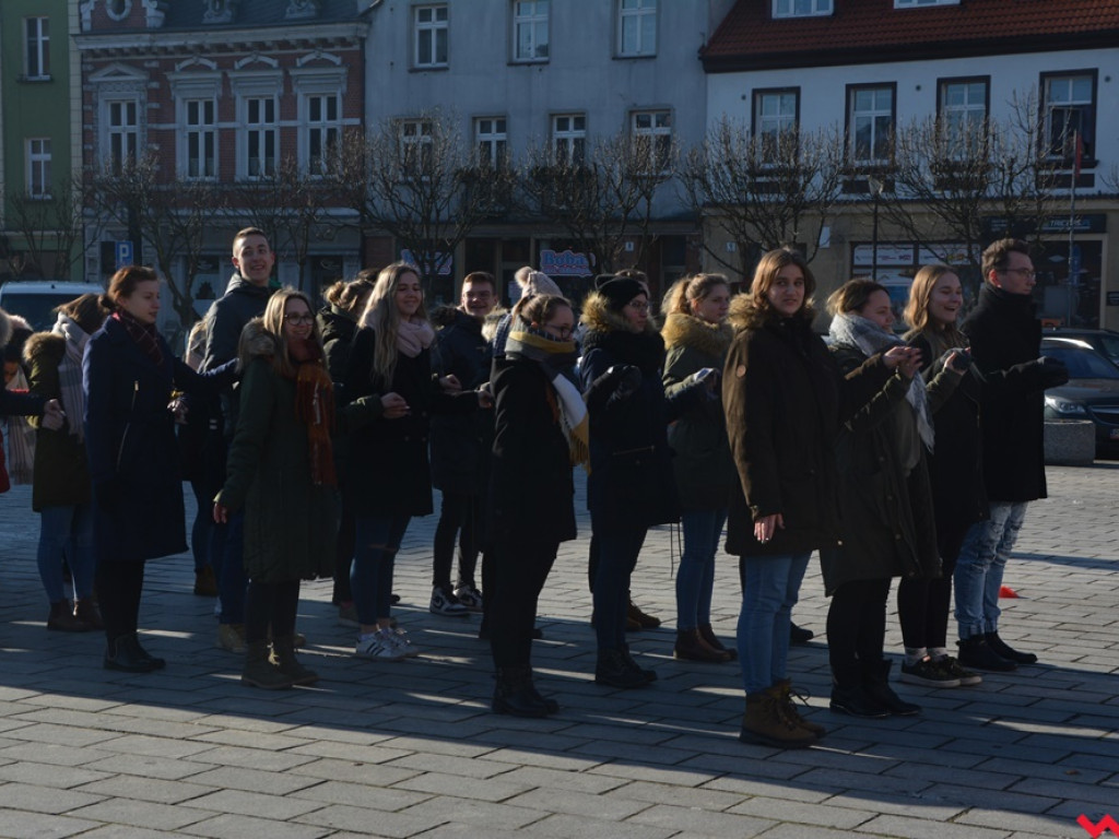 Dziś licealiści z „Sienkiewicza” zatańczą poloneza na swojej studniówce. A tak wyglądała próba generalna