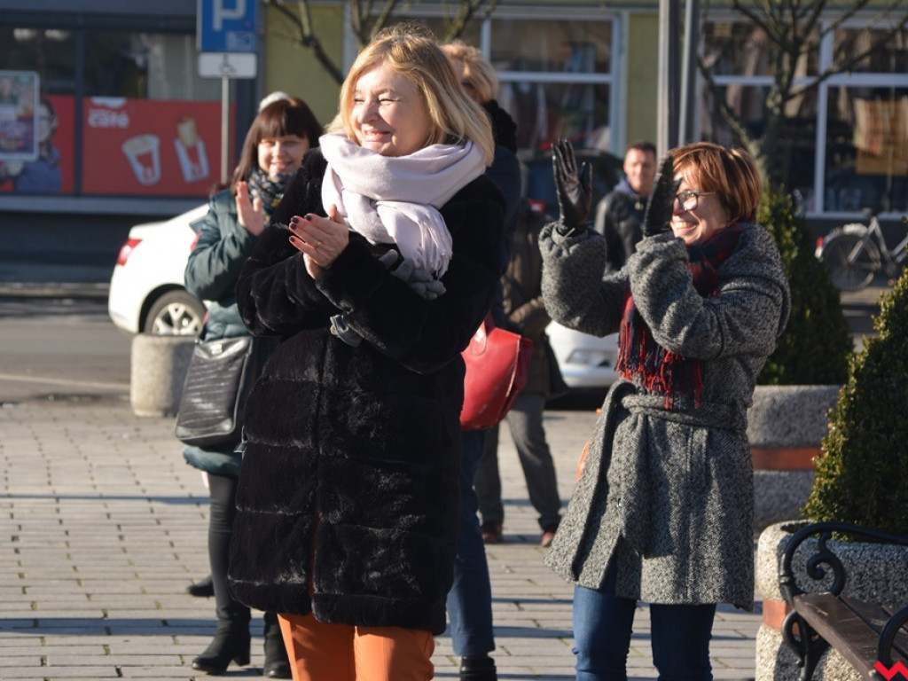 Dziś licealiści z „Sienkiewicza” zatańczą poloneza na swojej studniówce. A tak wyglądała próba generalna