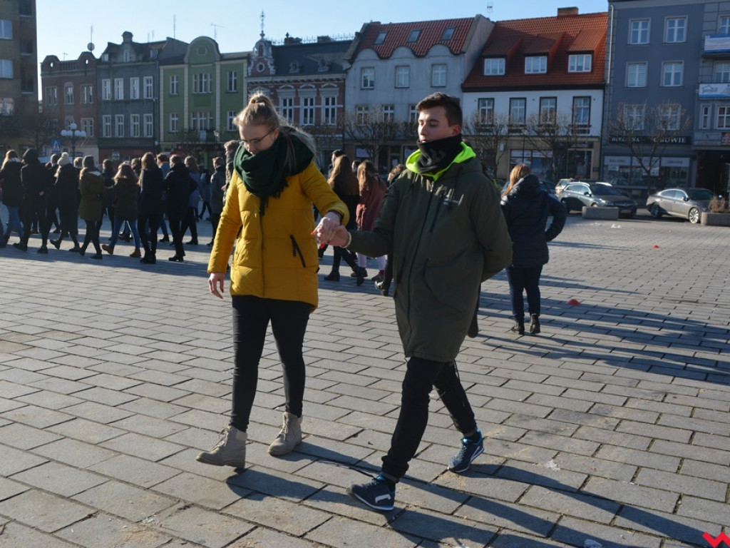 Dziś licealiści z „Sienkiewicza” zatańczą poloneza na swojej studniówce. A tak wyglądała próba generalna