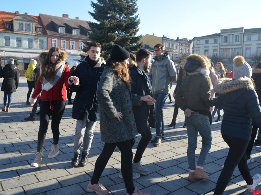 Dziś licealiści z „Sienkiewicza” zatańczą poloneza na swojej studniówce. A tak wyglądała próba generalna