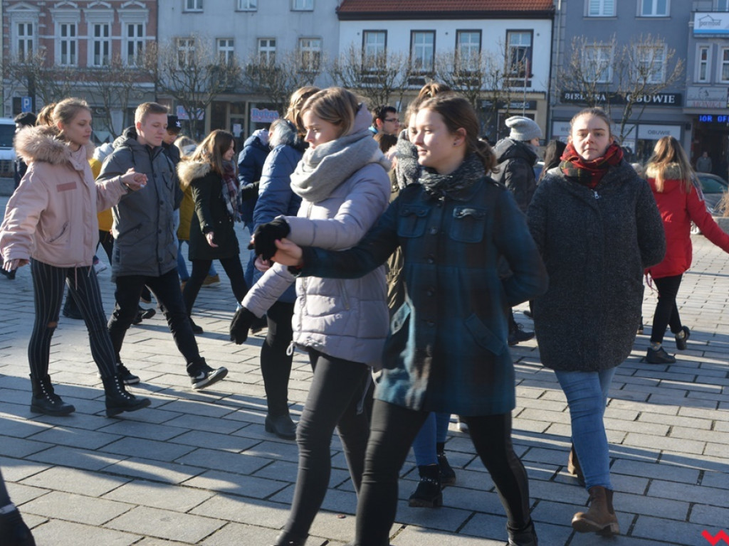 Dziś licealiści z „Sienkiewicza” zatańczą poloneza na swojej studniówce. A tak wyglądała próba generalna