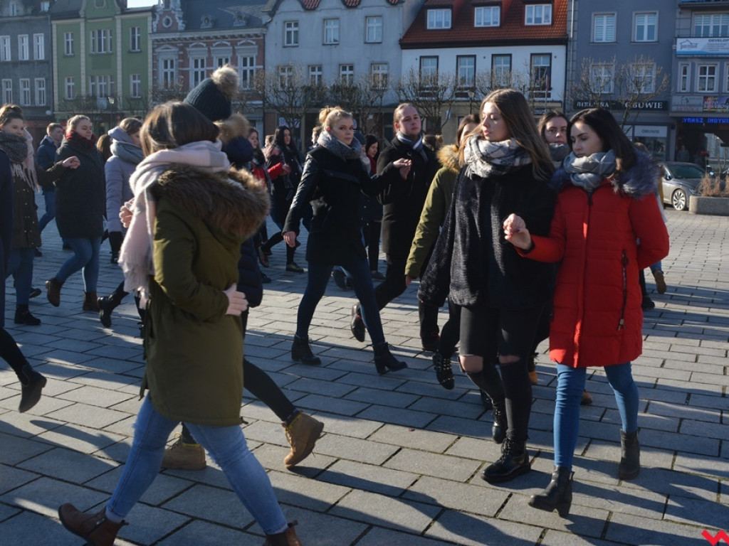 Dziś licealiści z „Sienkiewicza” zatańczą poloneza na swojej studniówce. A tak wyglądała próba generalna