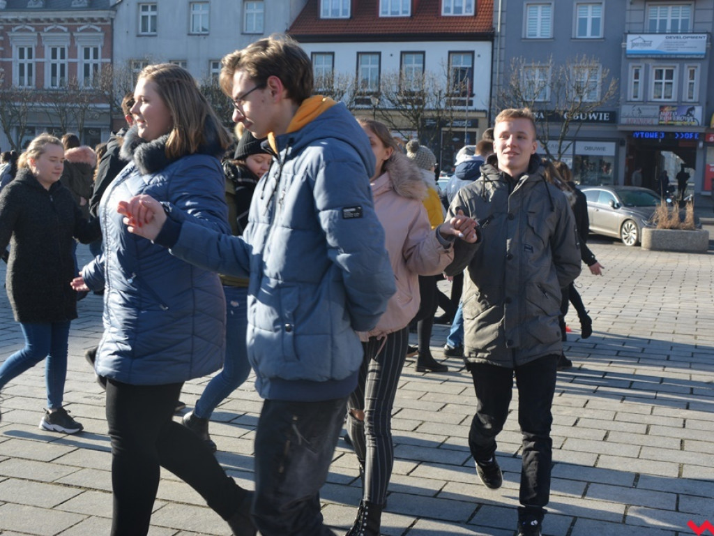 Dziś licealiści z „Sienkiewicza” zatańczą poloneza na swojej studniówce. A tak wyglądała próba generalna