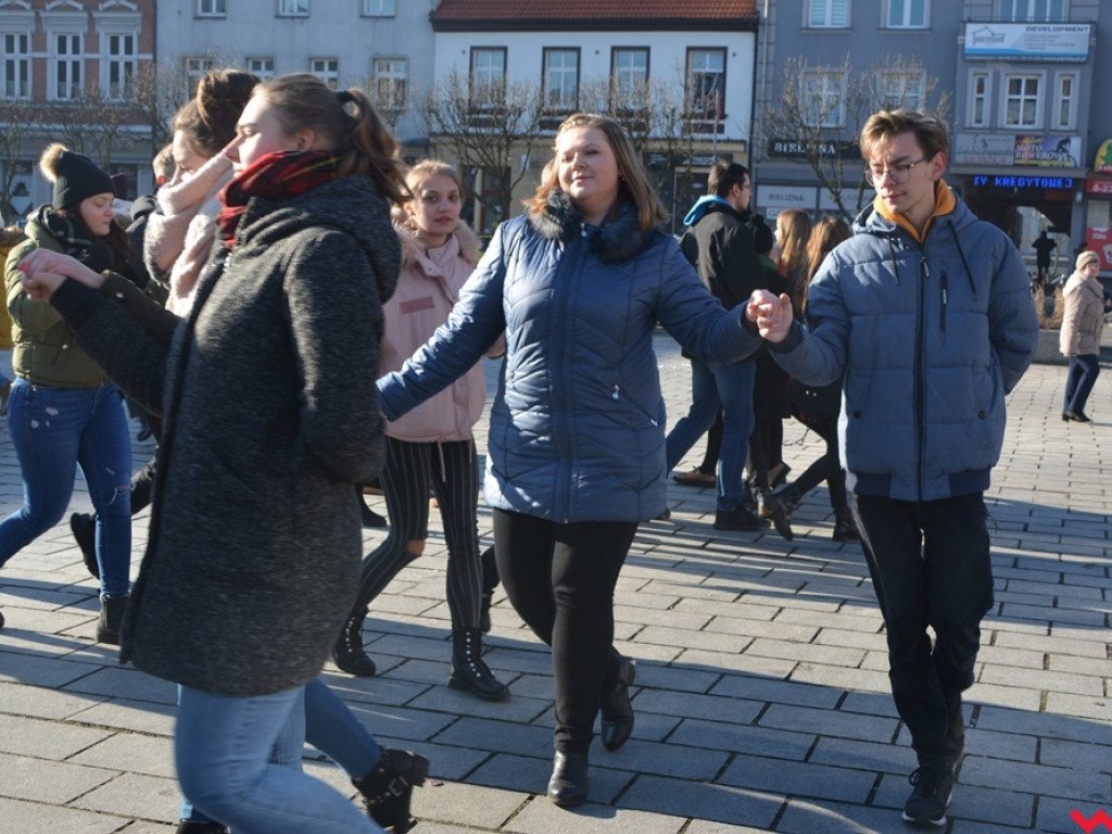 Dziś licealiści z „Sienkiewicza” zatańczą poloneza na swojej studniówce. A tak wyglądała próba generalna