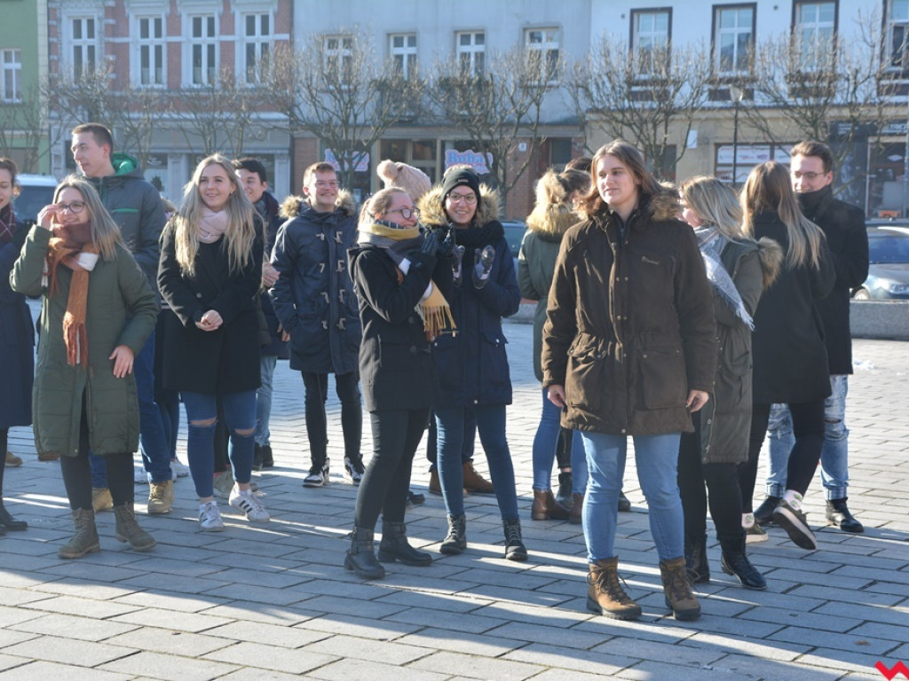 Dziś licealiści z „Sienkiewicza” zatańczą poloneza na swojej studniówce. A tak wyglądała próba generalna