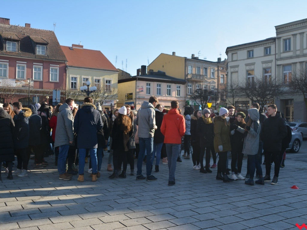 Dziś licealiści z „Sienkiewicza” zatańczą poloneza na swojej studniówce. A tak wyglądała próba generalna