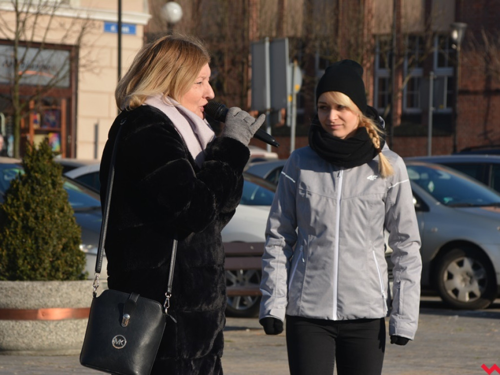 Dziś licealiści z „Sienkiewicza” zatańczą poloneza na swojej studniówce. A tak wyglądała próba generalna