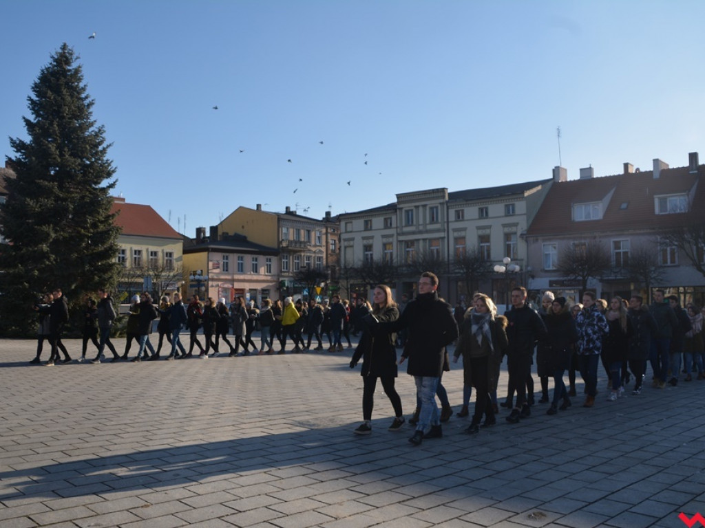 Dziś licealiści z „Sienkiewicza” zatańczą poloneza na swojej studniówce. A tak wyglądała próba generalna