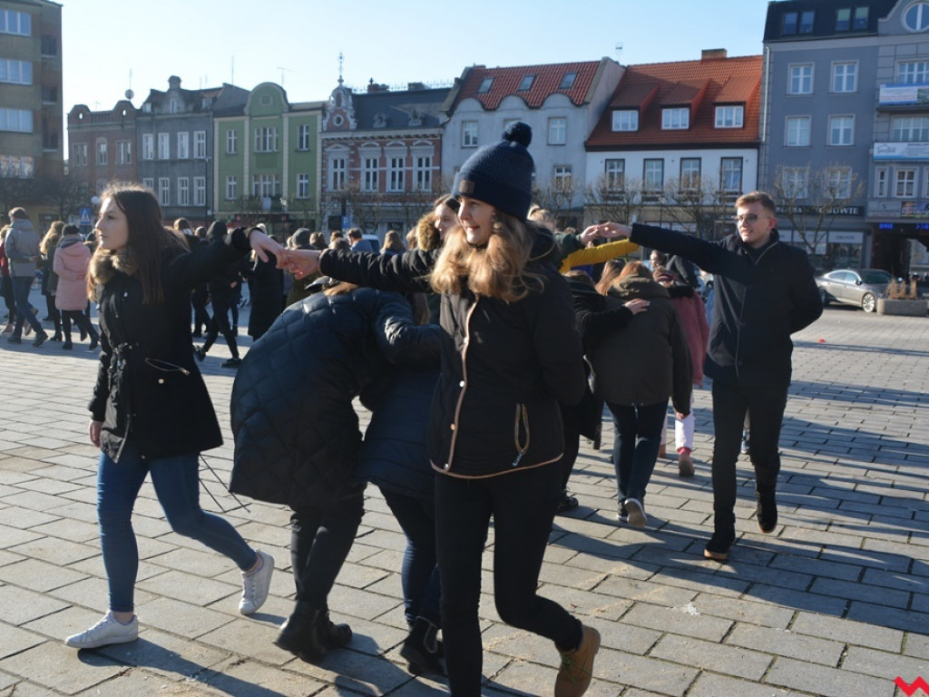 Dziś licealiści z „Sienkiewicza” zatańczą poloneza na swojej studniówce. A tak wyglądała próba generalna