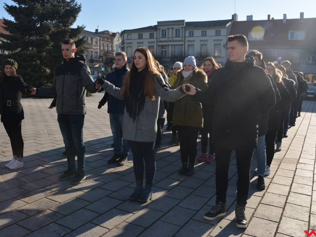 Dziś licealiści z „Sienkiewicza” zatańczą poloneza na swojej studniówce. A tak wyglądała próba generalna