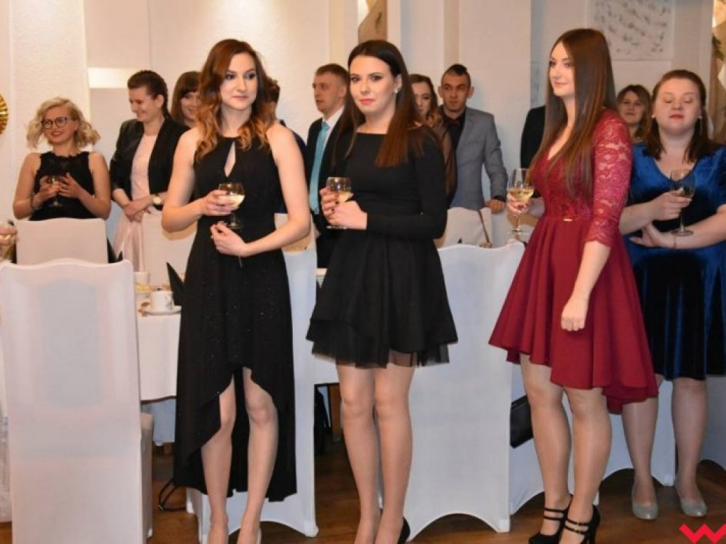 Maturzyści „z koszar” również zatańczyli poloneza