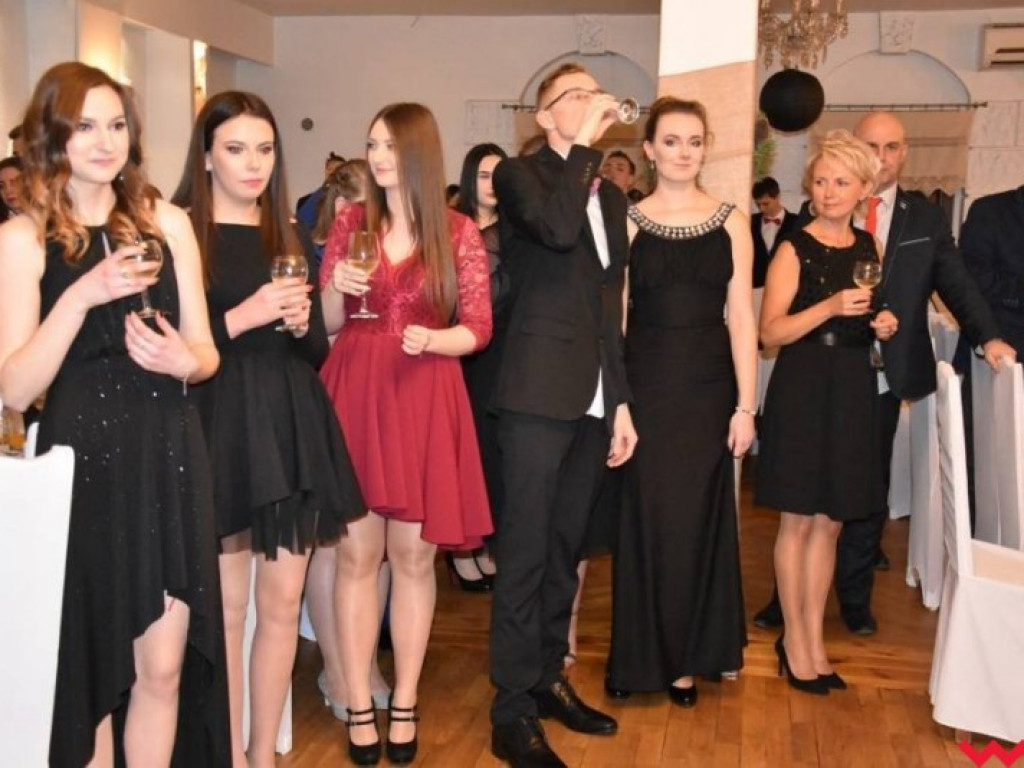 Maturzyści „z koszar” również zatańczyli poloneza