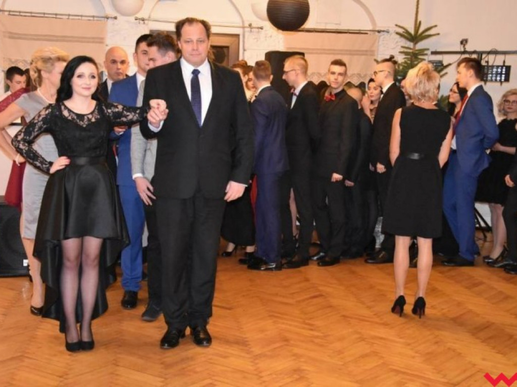 Maturzyści „z koszar” również zatańczyli poloneza