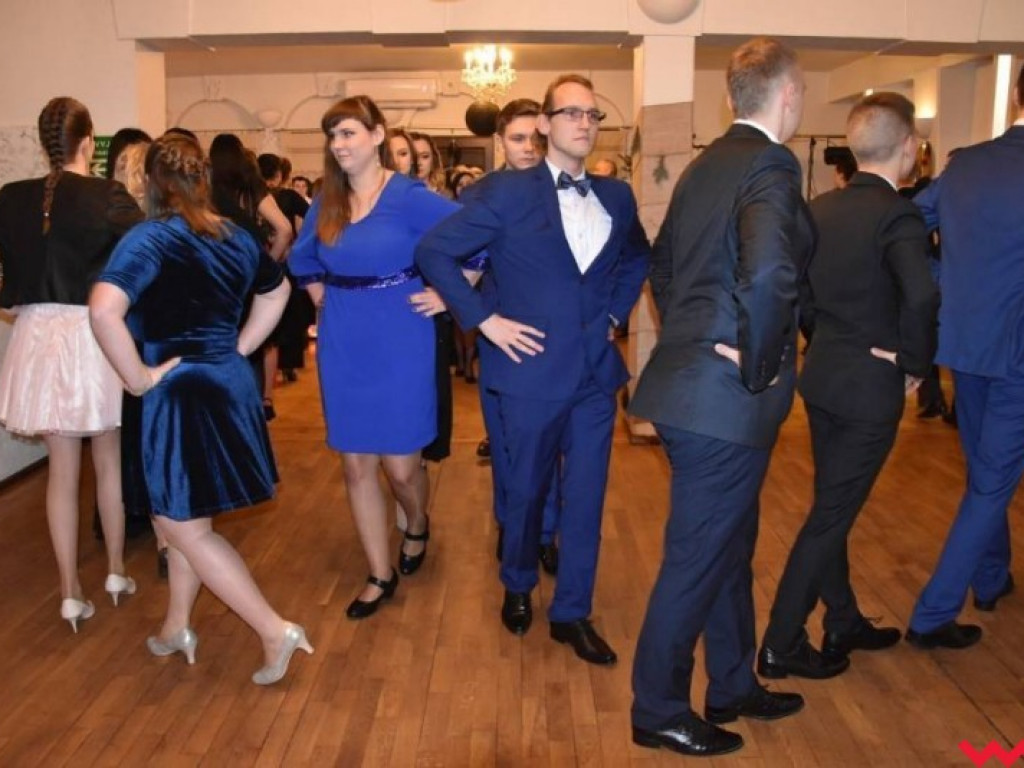 Maturzyści „z koszar” również zatańczyli poloneza