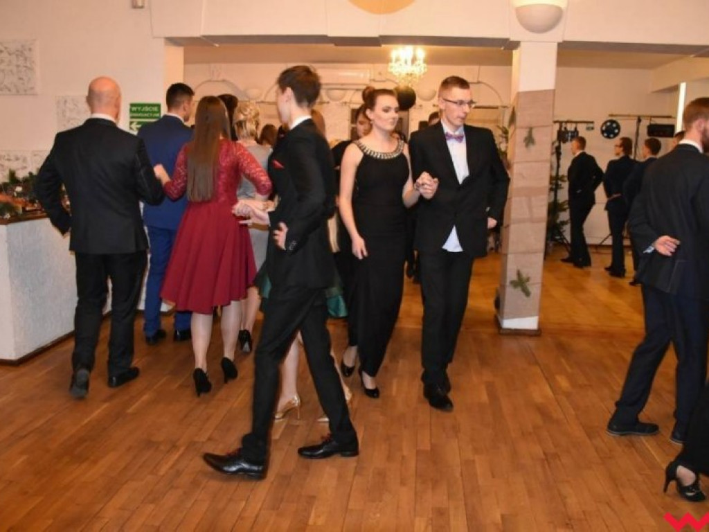 Maturzyści „z koszar” również zatańczyli poloneza