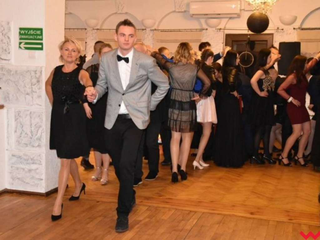 Maturzyści „z koszar” również zatańczyli poloneza
