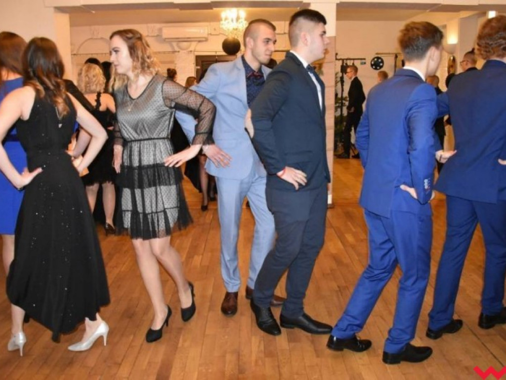 Maturzyści „z koszar” również zatańczyli poloneza