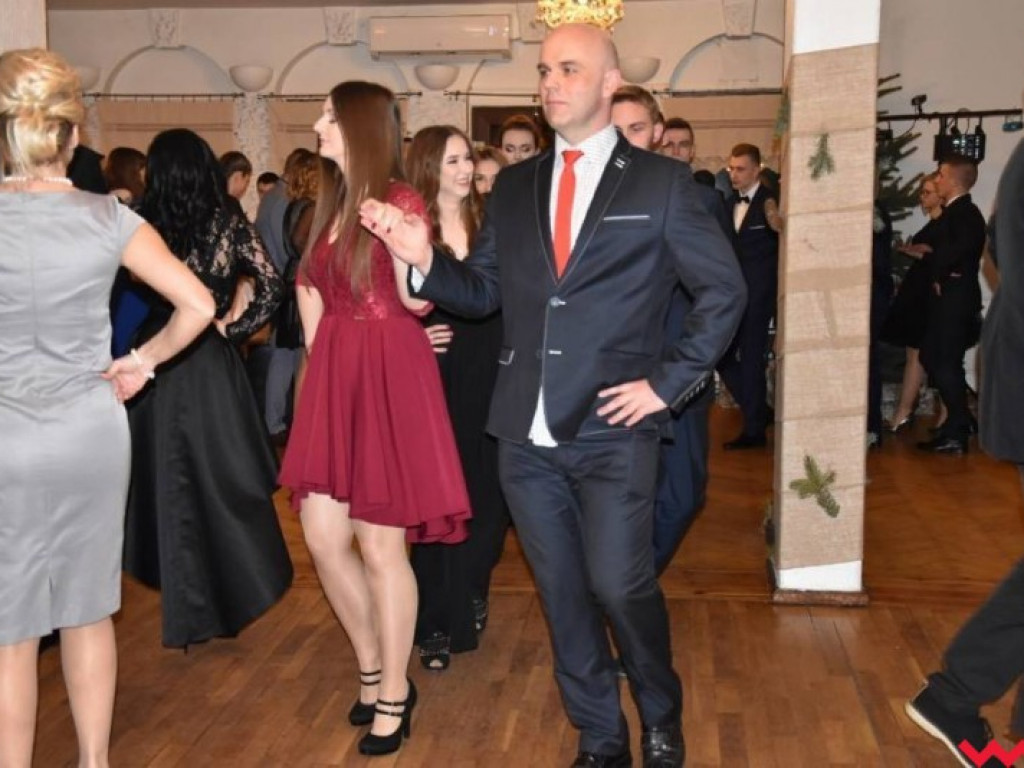 Maturzyści „z koszar” również zatańczyli poloneza