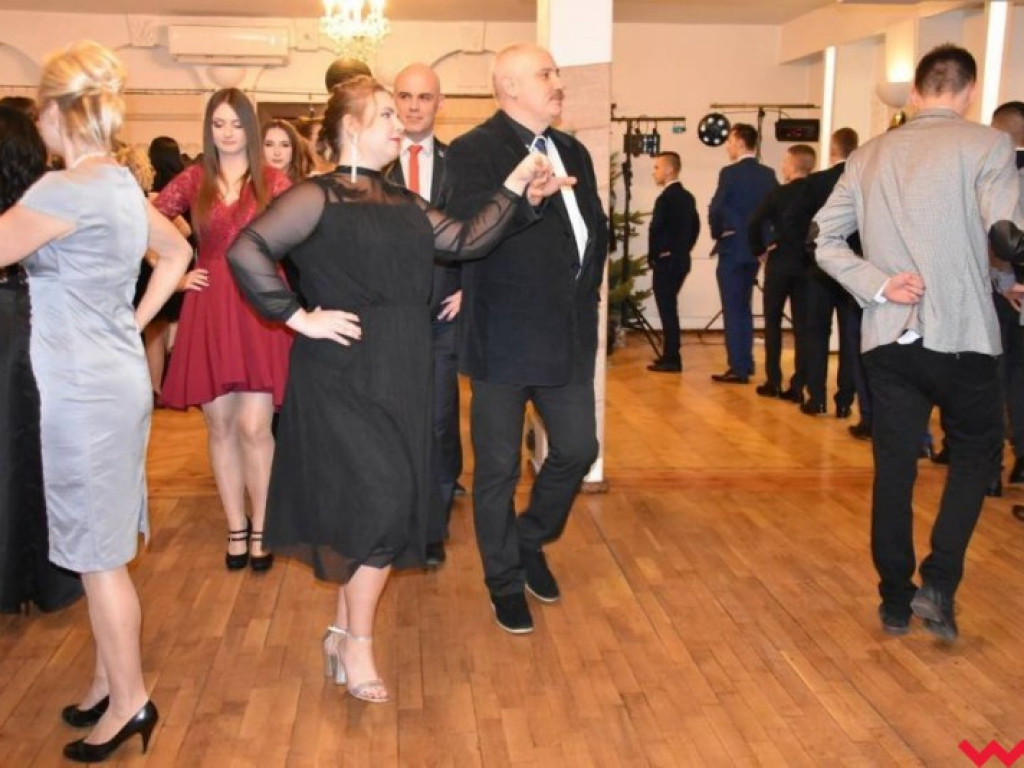 Maturzyści „z koszar” również zatańczyli poloneza