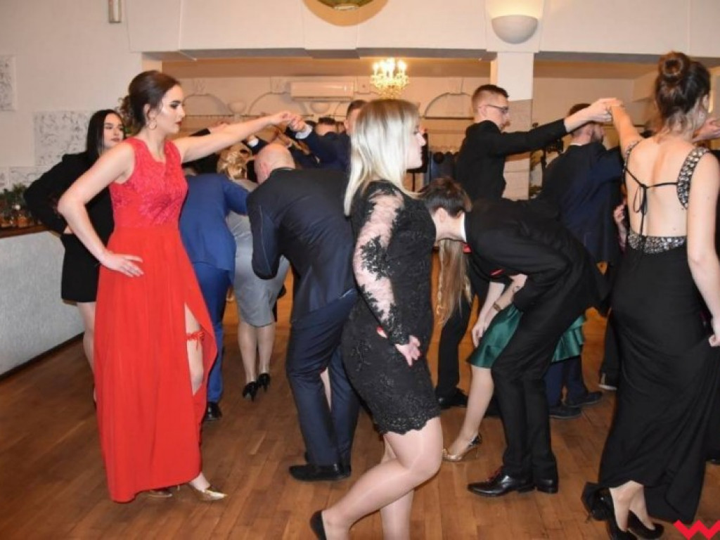 Maturzyści „z koszar” również zatańczyli poloneza