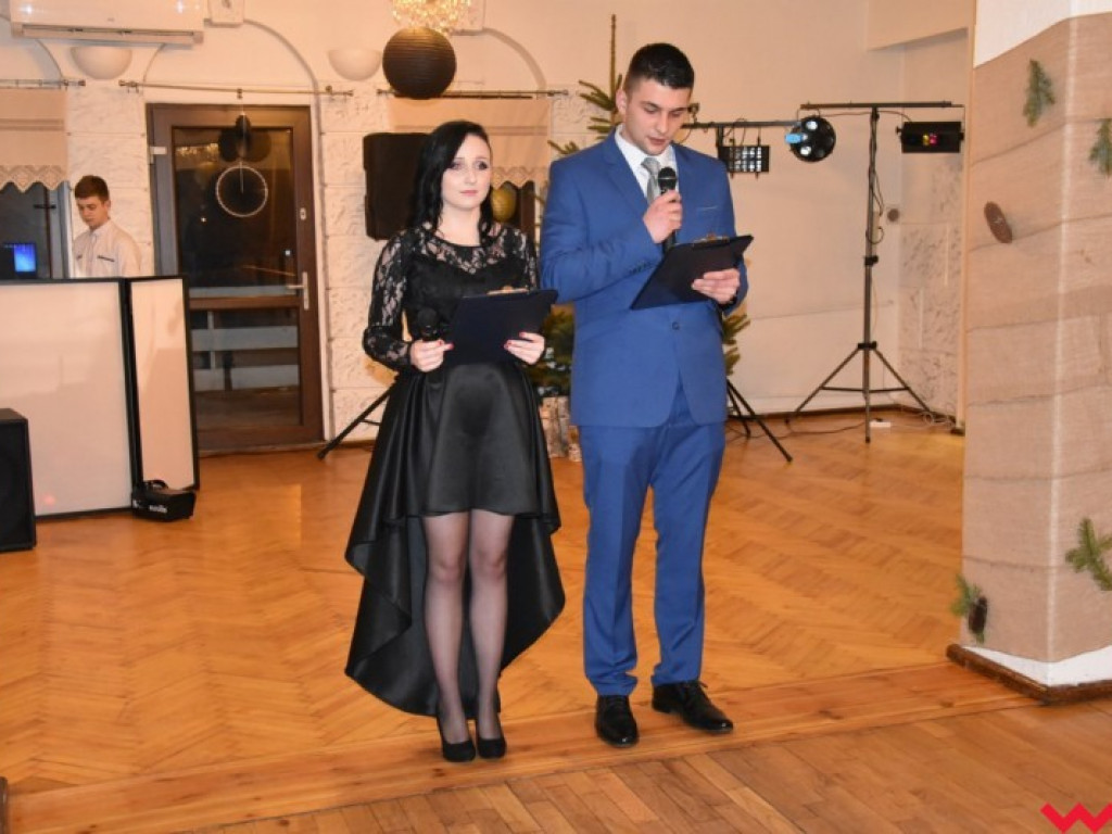 Maturzyści „z koszar” również zatańczyli poloneza