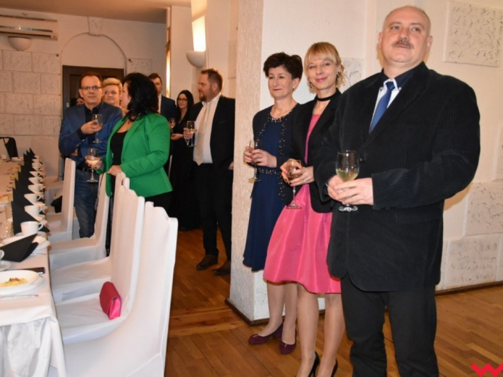 Maturzyści „z koszar” również zatańczyli poloneza