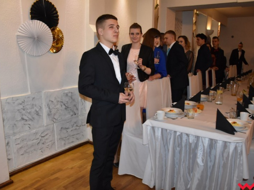 Maturzyści „z koszar” również zatańczyli poloneza