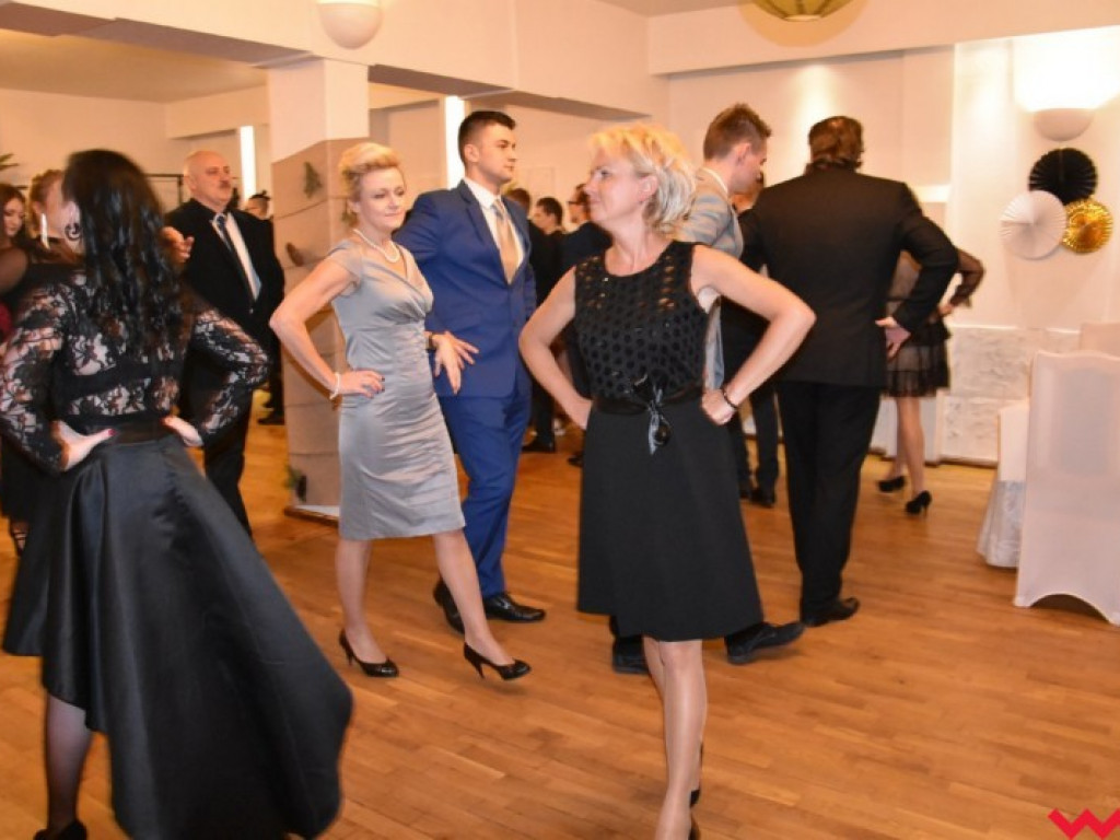 Maturzyści „z koszar” również zatańczyli poloneza