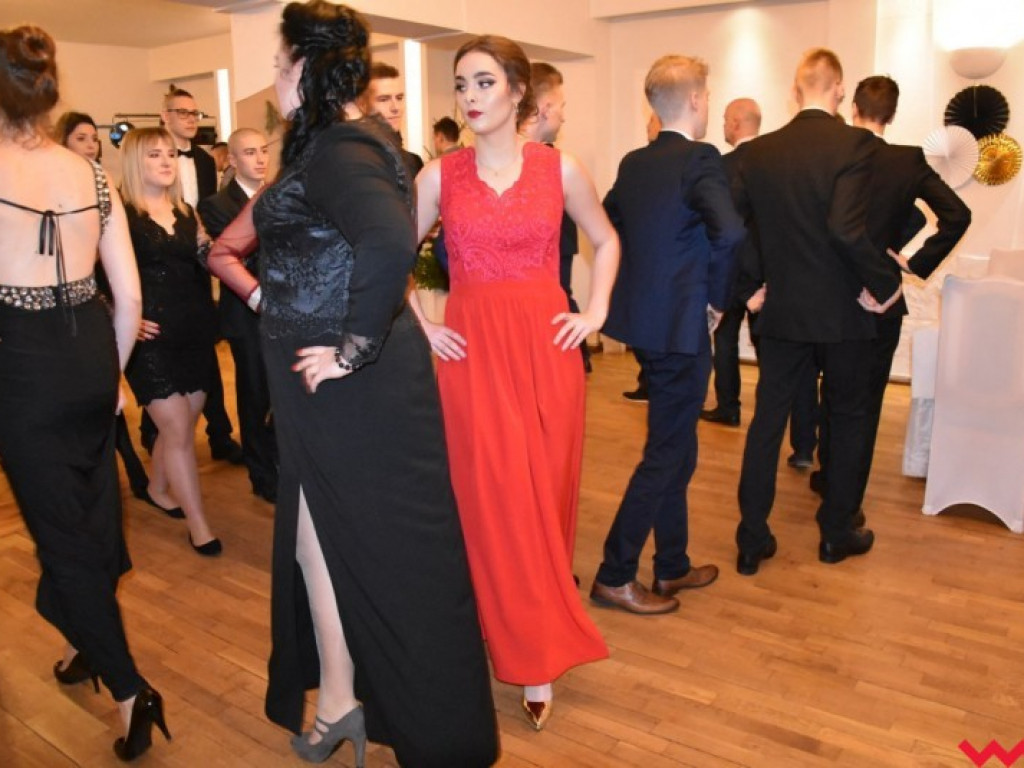 Maturzyści „z koszar” również zatańczyli poloneza